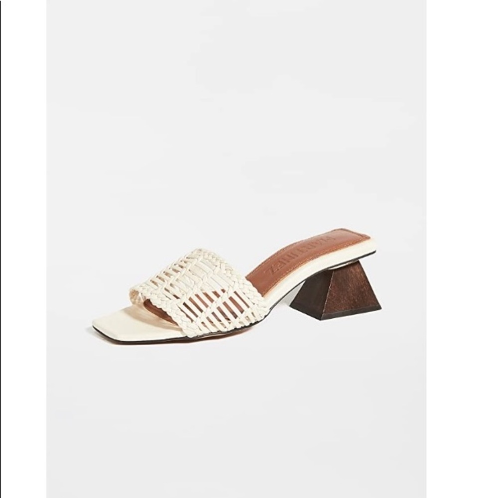 Souliers Martinez Celia Persiana Slides in Cream. Size 37